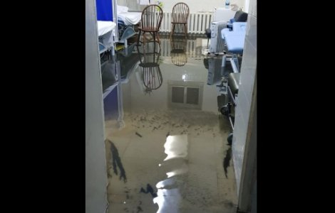 Spitalul Municipal Arad, inundat după ce a plouat torențial. Tot judeţul a fost sub alerta de Cod roşu