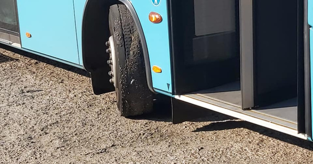 Anvelopele autobuzelor care circulă pe linia de tramvai sunt pline de mastic