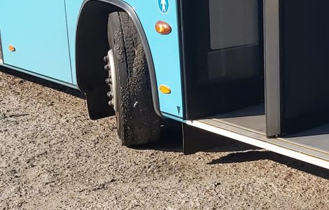Anvelopele autobuzelor care circulă pe linia de tramvai sunt pline de mastic