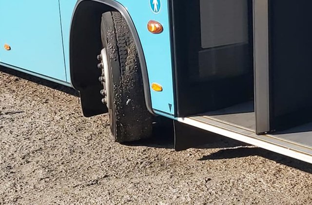 Proiectul Gabrielei Firea, la o zi după implementare: Anvelopele autobuzelor sunt pline de mastic