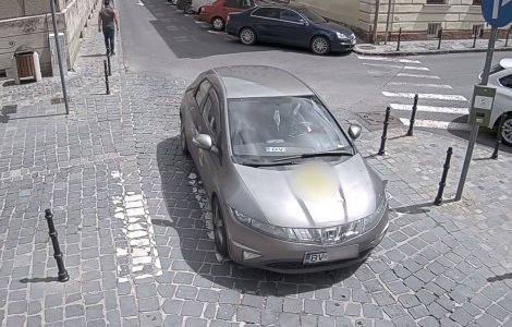 Cum au păcălit mai mulți șoferi brașoveni o barieră inteligentă ca să circule prin zone pietonale