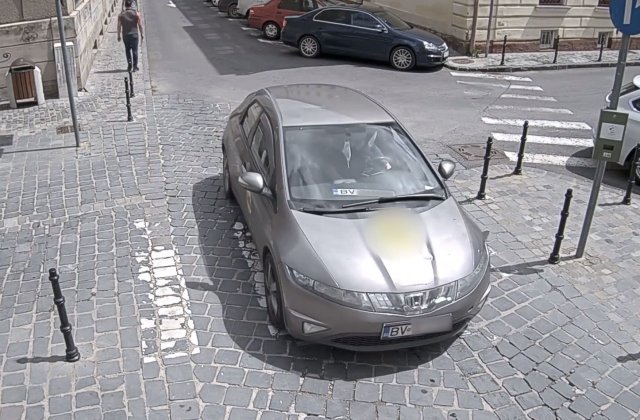 Cum au păcălit mai mulți șoferi brașoveni o barieră inteligentă ca să circule prin zone pietonale