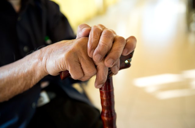 Un bărbat de 75 de ani a fost găsit mort în propria locuință. Bătrânul nu se afla singur