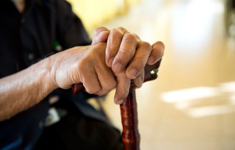 Un bărbat de 75 de ani a fost găsit mort în casă. Bătrânul nu se afla singur