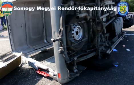 VIDEO Un microbuz cu români s-a răsturant pe o autostradă din Ungaria. O femeie a murit și alte opt persoane au fost rănite