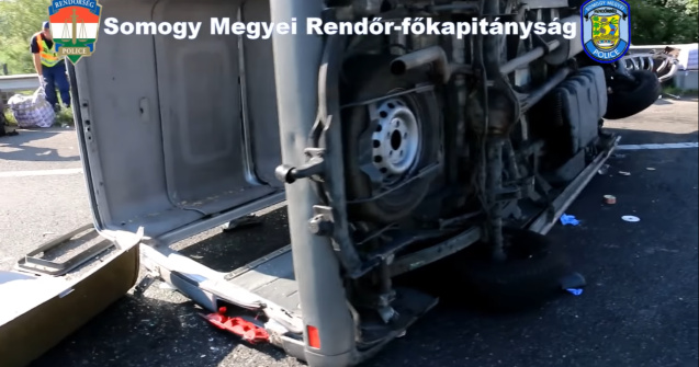 VIDEO Un microbuz cu români s-a răsturant pe o autostradă din Ungaria