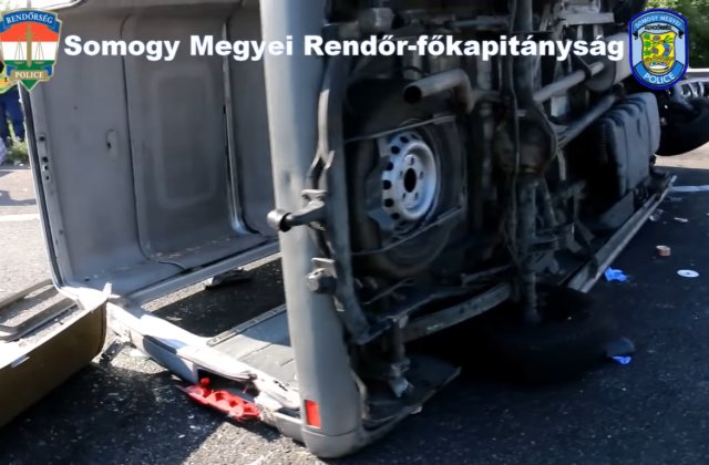 VIDEO Un microbuz cu români s-a răsturant pe o autostradă din Ungaria. O femeie a murit și alte opt persoane au fost rănite