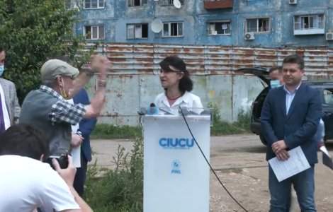 Violeta Alexandru, huiduită de un pensionar la o conferință de presă