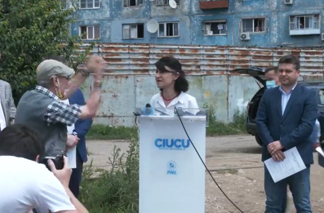 VIDEO Violeta Alexandru, huiduită de un pensionar la conferința de presă susținută &icirc;n Sectorul 6 al Capitalei