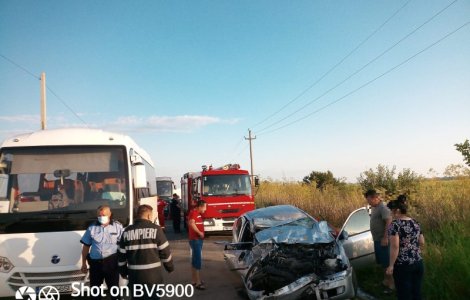 Accident între un autoturism și un autocar: Un tânăr de 20 de ani a murit și alte 6 persoane au fost rănite