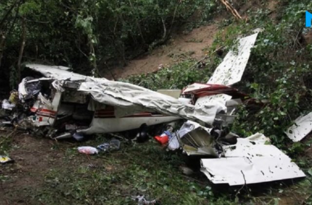 VIDEO Două persoane moarte și alte șase dispărute după ce două avioane s-au ciocnit deasupra unui lac din SUA