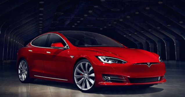 Tesla reduce la jumătate garanția pentru ecranul touch