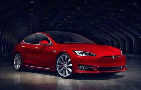 Tesla reduce la jumătate garanția pentru ecranul touch
