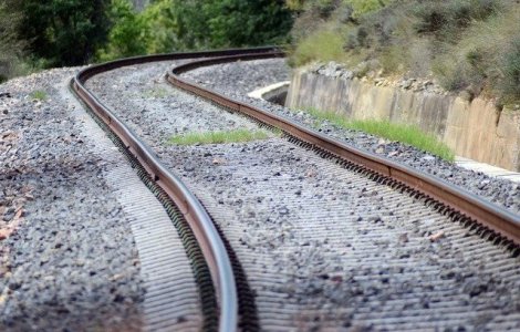 Mașină lovită de tren în Bacău: 3 persoane au murit, iar alte 2 au fost rănite