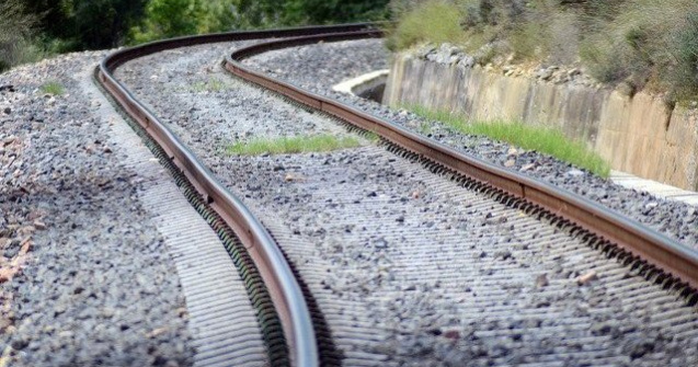 Mașină lovită de tren în Bacău: 3 persoane au murit, iar alte 2 au fost rănite