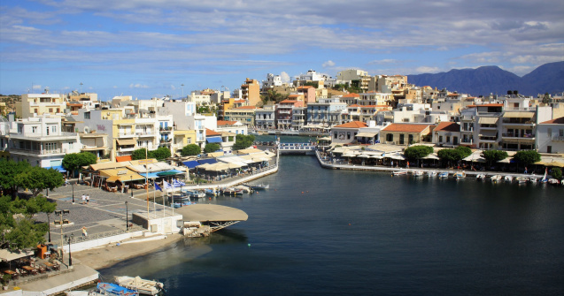 O româncă testată pozitiv, aflată în vacanță în Grecia, s-a plimbat 3 zile