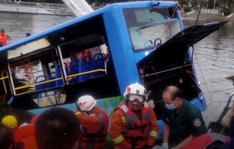 VIDEO Un autobuz a plonjat într-un lac, în China. 21 de morți și 15 răniți
