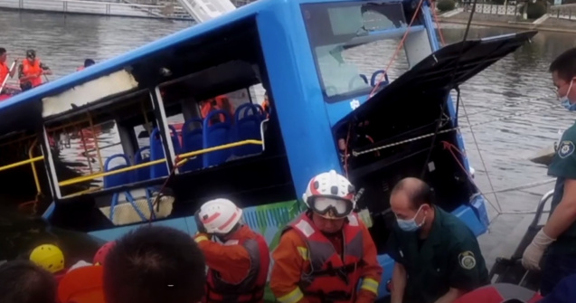 VIDEO Un autobuz a plonjat într-un lac, în China. 21 de morți și 15 răniți