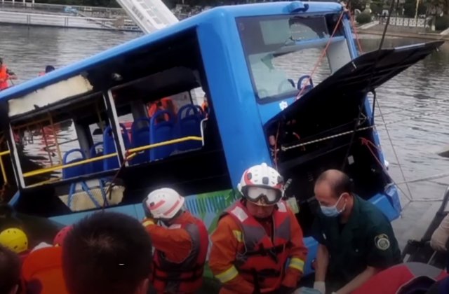 VIDEO Un autobuz a plonjat într-un lac, în China. 21 de morți și 15 răniți