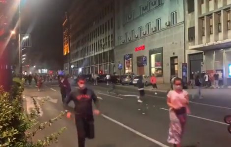 Sârbii au luat cu asalt Parlamentul la anunțul revenirii la măsuri de carantină