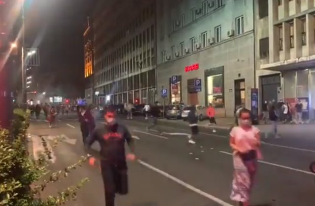 Sârbii au luat cu asalt Parlamentul la anunțul revenirii la măsuri de carantină