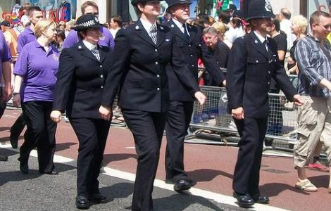 Scotland Yard cauta lesbiene, homosexuali si transexuali pentru a apara familia regala britanica