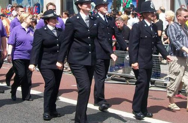 Scotland Yard cauta lesbiene, homosexuali si transexuali pentru a apara familia regala britanica