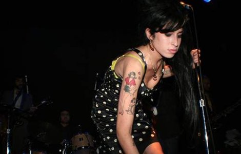 Amy Winehouse a scuipat o eleva