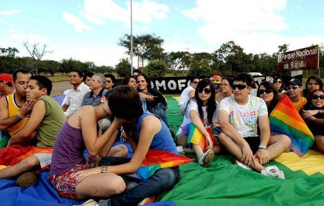 Romanii, "bolnavi" de homofobie