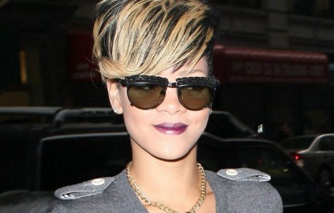 Rihanna s-a facut blonda