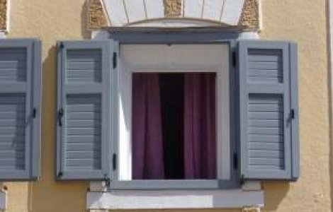 1.000 lei amenda pentru scuturarea covoarelor pe fereastra