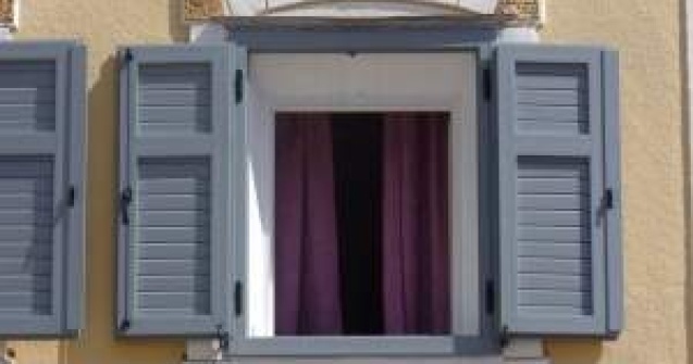 1.000 lei amenda pentru scuturarea covoarelor pe fereastra