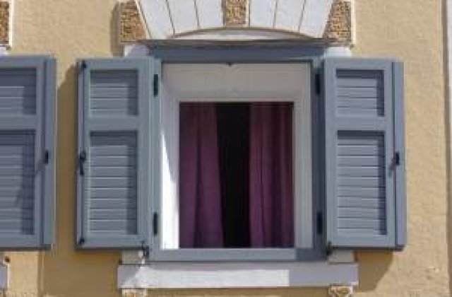 1.000 lei amenda pentru scuturarea covoarelor pe fereastra