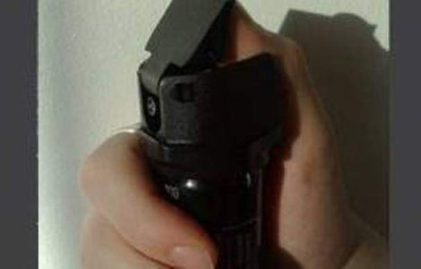 Un elev a murit dupa ce un barbat i-a pulverizat spray paralizant in fata