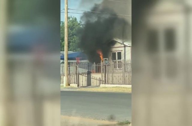 VIDEO Un polițist a intrat &icirc;ntr-o casă &icirc;n flăcări și a salvat un băiețel de 8 ani