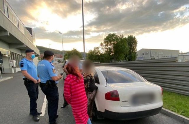 Copil trimis la cerșit și supravegheat dintr-o mașină de lux de părinți