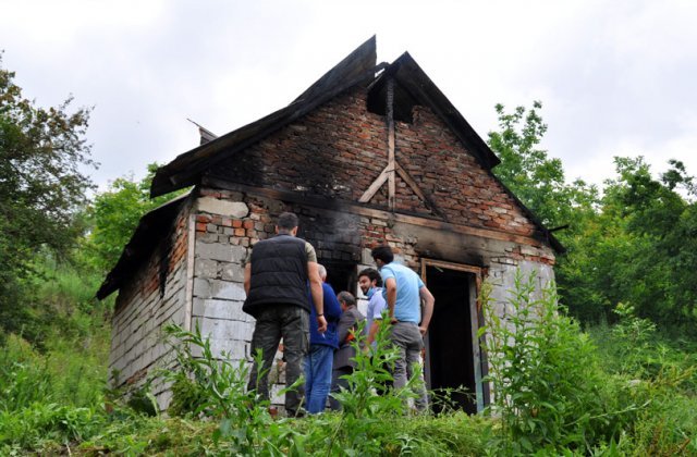 Adolescenții din Reșița, care au ars de viu un bărbat, au fost trimiși &icirc;n judecată. Unul dintre ei are doar 12 ani