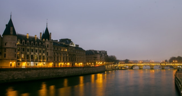 Paris lansează primul cinematograf plutitor. Oamenii vor urmări filme din bărci