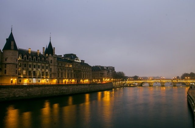 Orașul care lansează primul cinematograf plutitor. Oamenii vor urmări filme din bărci