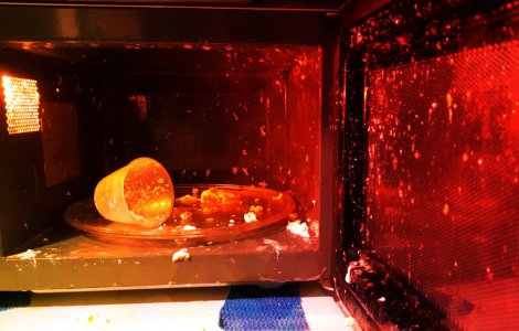 Ce nu ai voie să bagi în cuptorul cu microunde