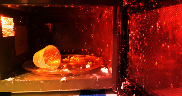 Ce nu ai voie să bagi în cuptorul cu microunde