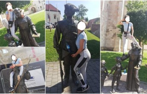 O turistă a fost amendată după ce s-a urcat pe mai multe statui pentru poze