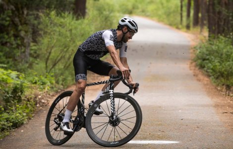 Ciclistul care a doborât ”recordul Everestului” pe două roți