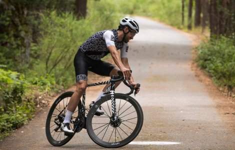 Ciclistul care a doborât ”recordul Everestului” pe două roți