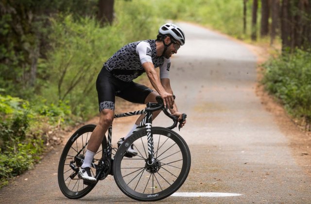 Ciclistul care a dobor&acirc;t &rdquo;recordul Everestului&rdquo; pe două roți