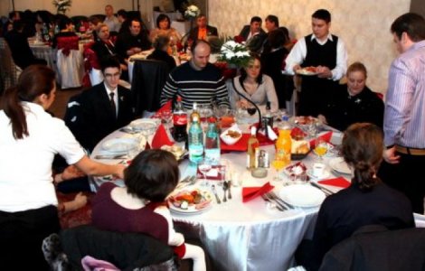 Polițiștii au întrerupt un botez cu 100 de persoane și o cununie civilă