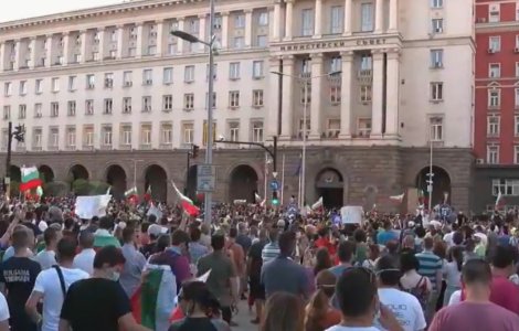 Vecinii bulgari au ieșit în stradă. Mii de oameni protestează împotriva guvernului
