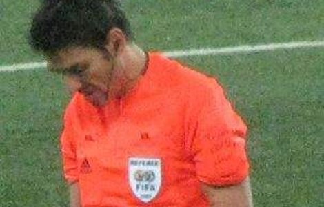 VIDEO: Un arbitru a urinat pe teren in timpul unui meci