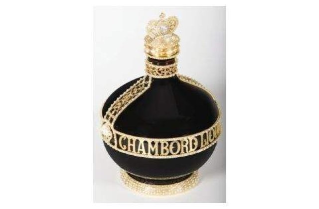 Sticla de lichior cu 1.100 de diamante intra pe piata din Romania