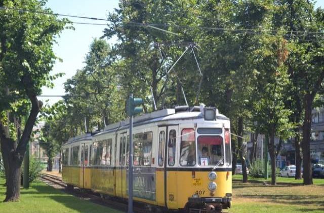 Arad: Trei persoane au fost ranite dupa ce un tramvai a deraiat